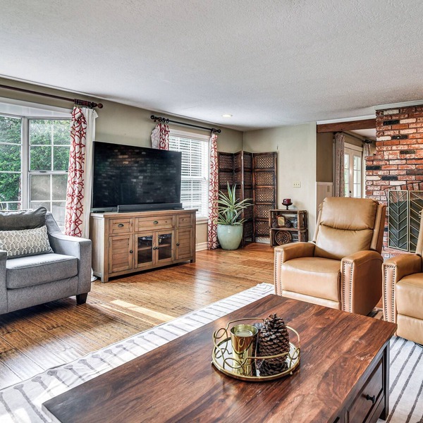 Close to Intel/Nike: Large Family Home w/Hot Tub