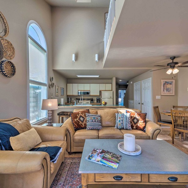 Cloudcroft Townhome w/Deck - 1 Mi to Burro Ave!