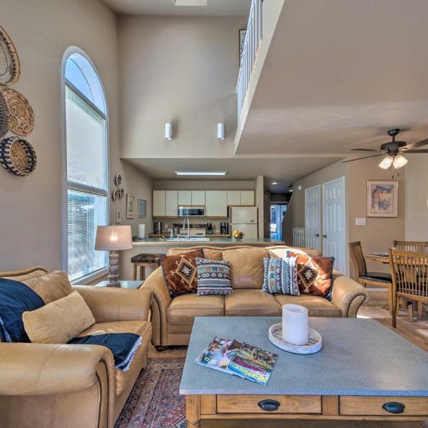 Cloudcroft Townhome w/Deck - 1 Mi to Burro Ave!
