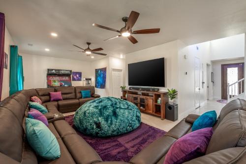 Coachella Play - 6BR Multi-Gen Fun Zone and Retreat with free heated pool