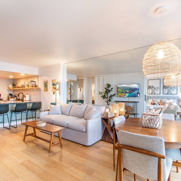 Coastal Chic Condo with Ocean View & Full Kitchen