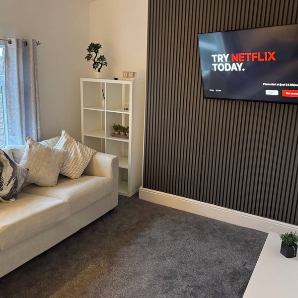 Coastal Escape: 2-Bed Apartment by Crosby Marina