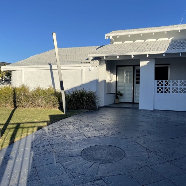 Coastal Family Favourite, Pet Friendly, 100mt to beach and playground. Sleeps 11