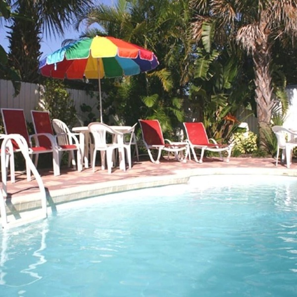 COCONUT CABANA Heated Pool, two minutes walk to Beach.