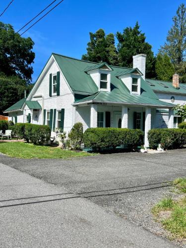 Colonial 3BR House with tub,Fast Wi-Fi next to The INN