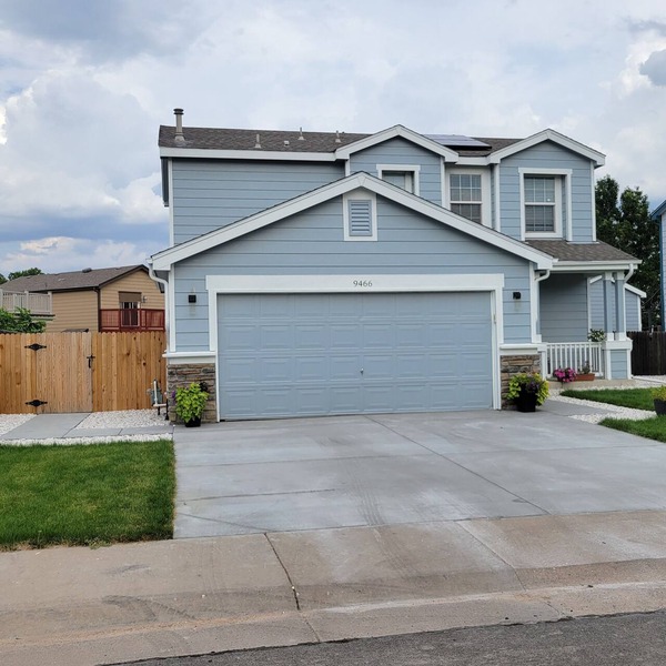 Come and enjoy this beautiful 3 -bedroom 2.5 bathroom