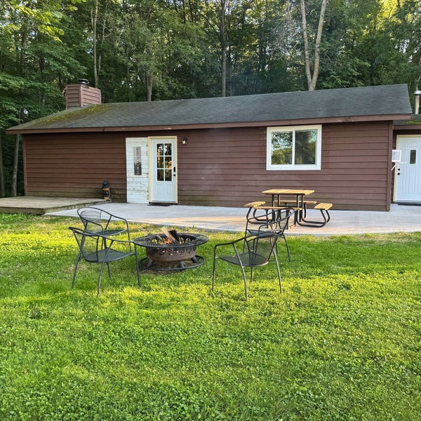 Come check out this Cozy 2-bedroom cabin in charming Amery!