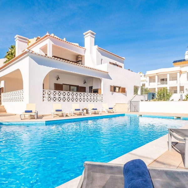 Comfort and fun with heatable pool and BBQ