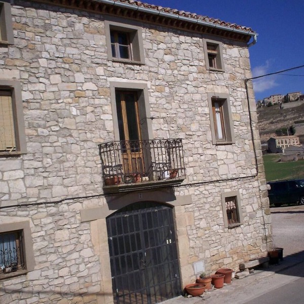Comfort, great views 110kms from Barcelona on Route of the Cisters