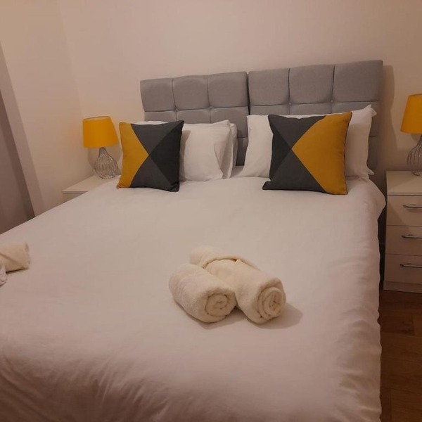 Comfortable 1 bedroom Apartment with Pedestal Fan -FREE WiFi for up to 3