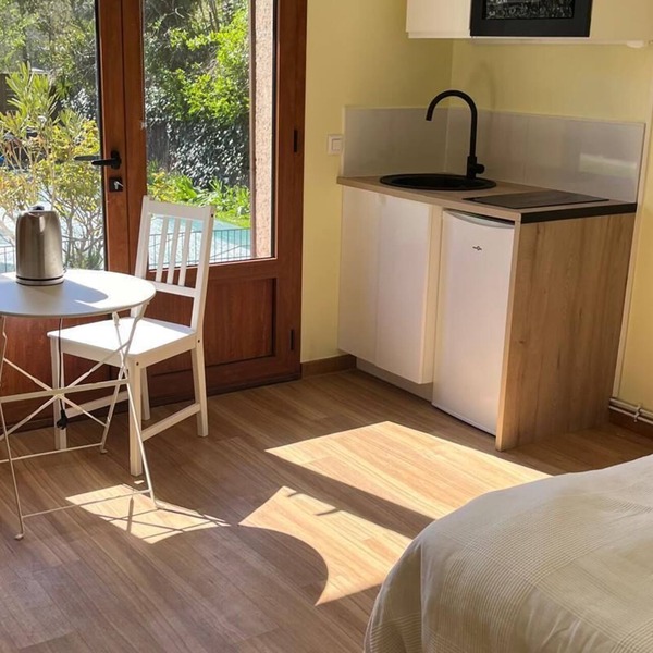 Comfortable 22m2 studio near Paris, overlooking garden and Parc de St Cloud