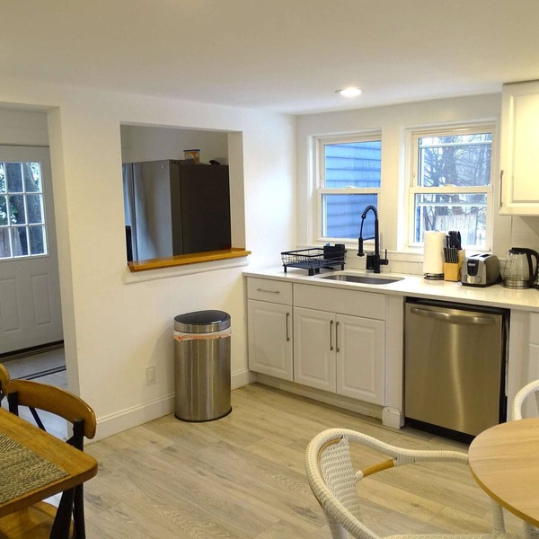 Comfortable 3 Bed Apt in Quiet Neighborhood