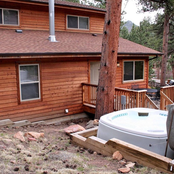 Comfortable 3 bedroom with Personal Hot tub on deck