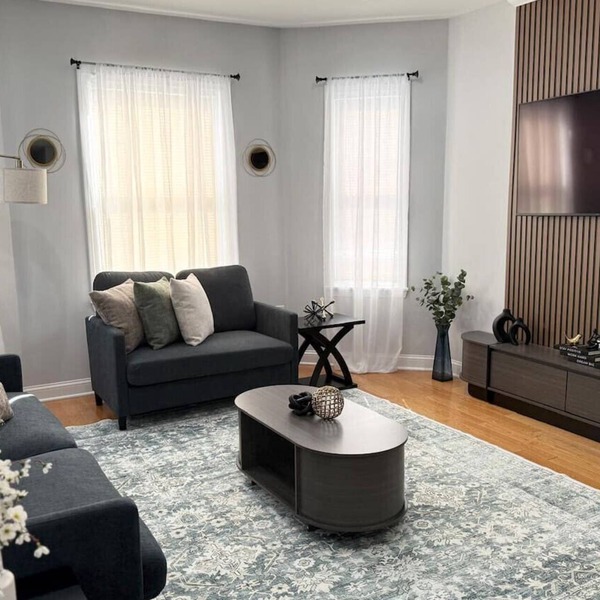 Comfortable 3BR in Lowell – Open Layout
