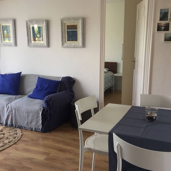 Comfortable and bright apartment 20 minutes from the center of Barcelona