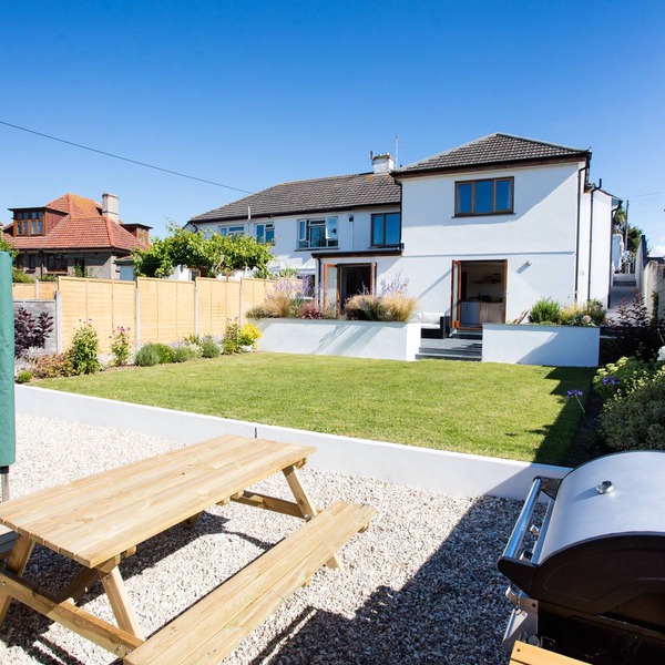 Comfortable and well equipped 4 bedroom family home - 600m from the beach