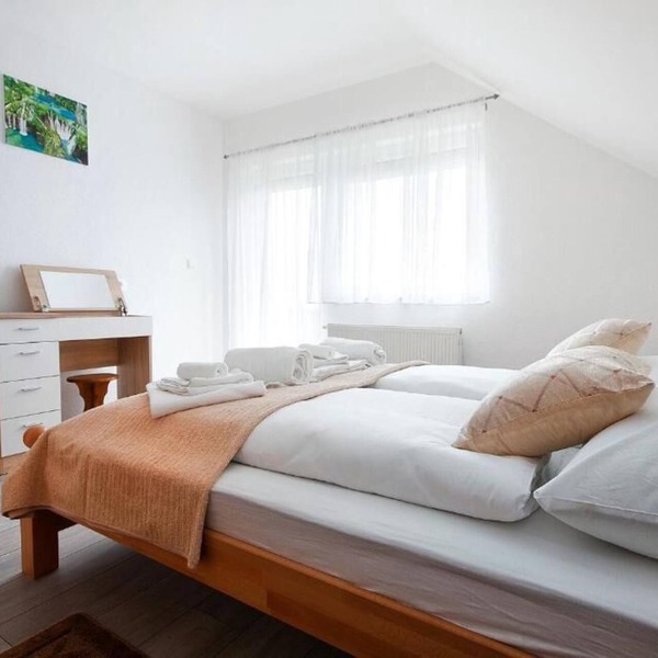 Comfortable apartment near Plitvice Lakes with terrace and garage.