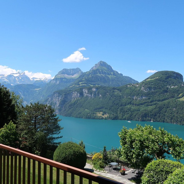Comfortable apartment in a unique location directly above Lake Lucerne