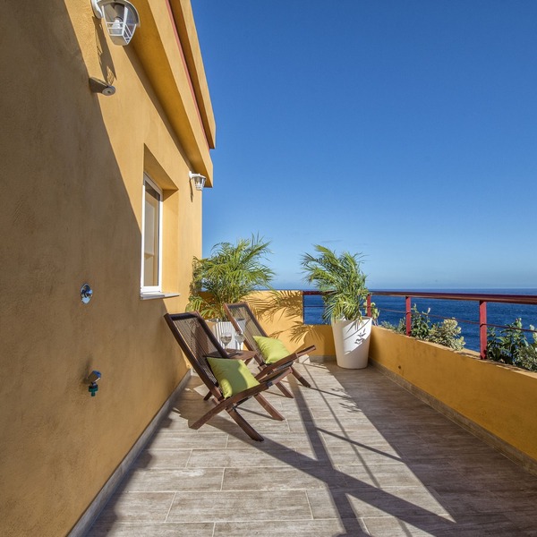 COMFORTABLE APARTMENT WITH FIRST LINE TERRACE AND SEA VIEWS