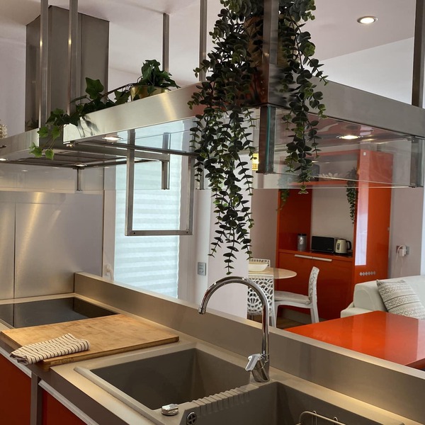 COMFORTABLE APARTMENT WITH WIFI, BETWEEN CITY OF ARTS AND BEACHES