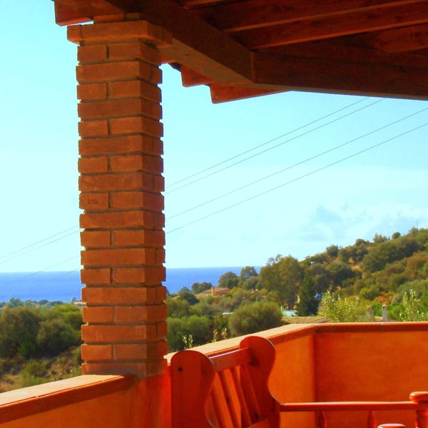 Comfortable apartment with private terrace near the sea, near Villasimiu