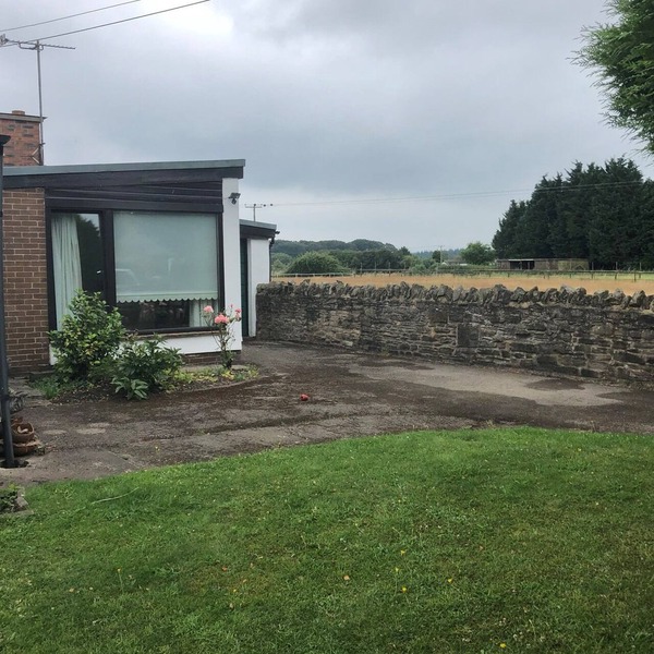 Comfortable architect designed retro style bungalow, easy access