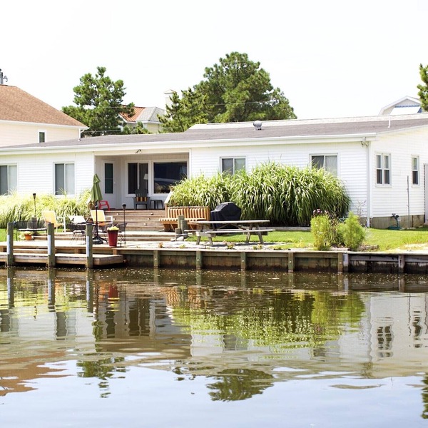 Comfortable Beach House with Canal and Close Proximity to the Beach
