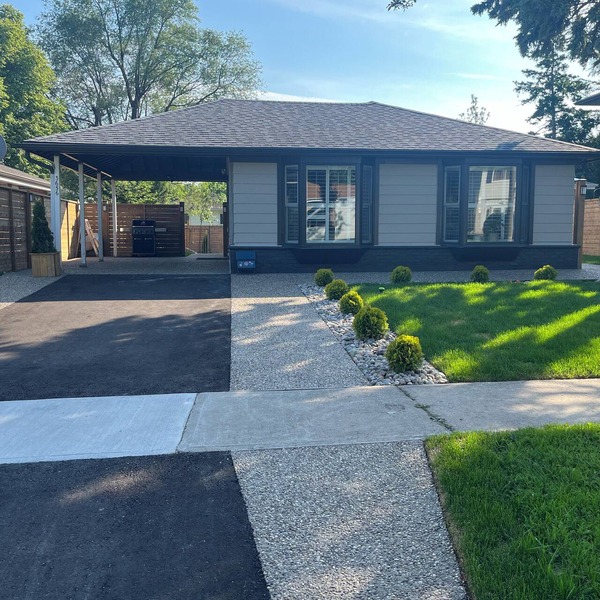 Comfortable & Bright 4BD Stay Near Pearson Airport & Downtown Toronto