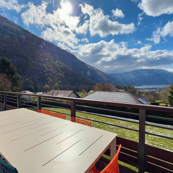 Comfortable Chalet - View of Lake Aiguebelette