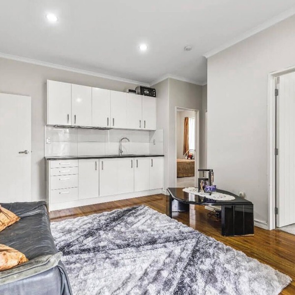 Comfortable, clean Granny Flat. Easy access to shops and bus routes