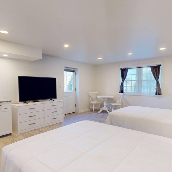 Comfortable Coastal Retreat with Two Queen Beds - Suite Room