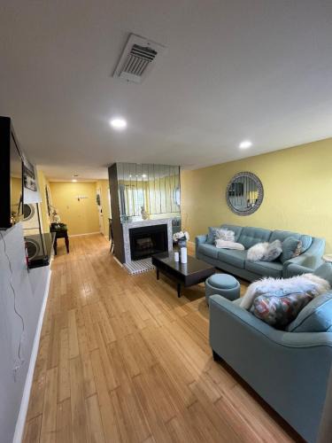 Comfortable Condo Near Major Plants & Beach