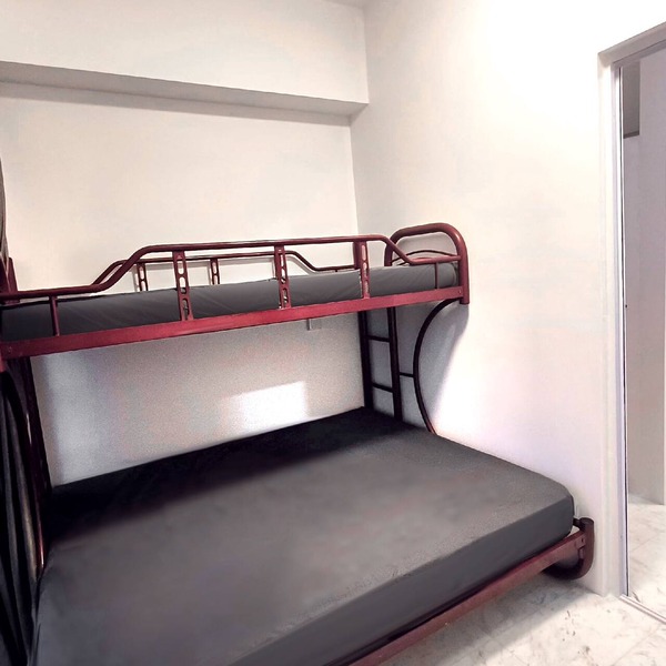 Comfortable Condo Room Living for two! 8 Mins to MRT