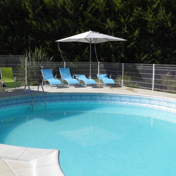 Comfortable cottage for 6 people with swimming pool in lush greenery