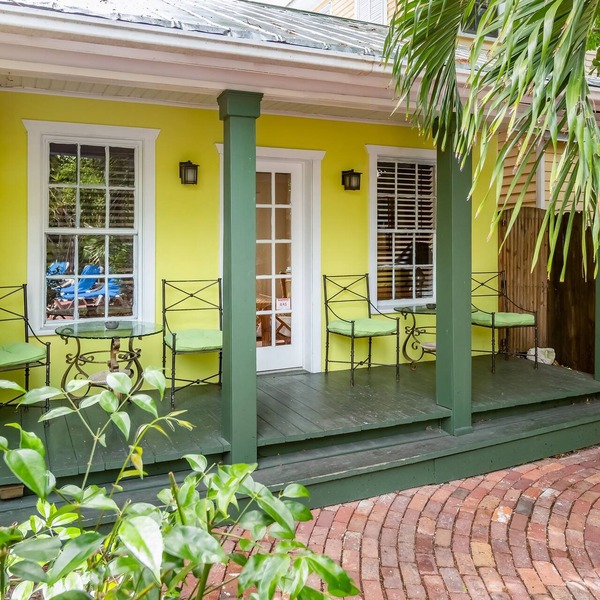 Comfortable Cottage with Private Pool & Lovely Garden - Great Location