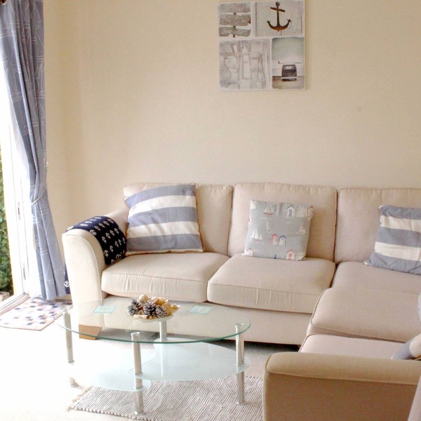 Comfortable double-bed Sidmouth apartment, a minute's easy walk to the seafront