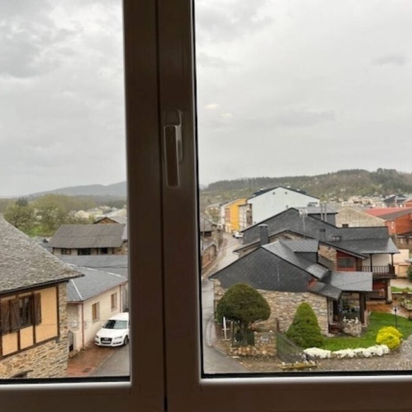 Comfortable 2bed flat, charming village, river swimming pools, near Ponferrada.