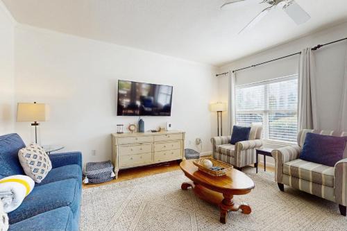 Comfortable ground floor condo with pool & hot tub access W&D WiFi and AC