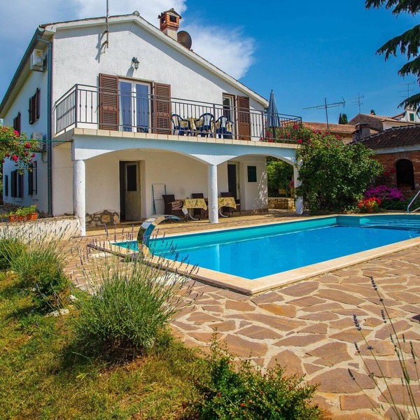 Comfortable holiday house with sea view and beautiful large yard