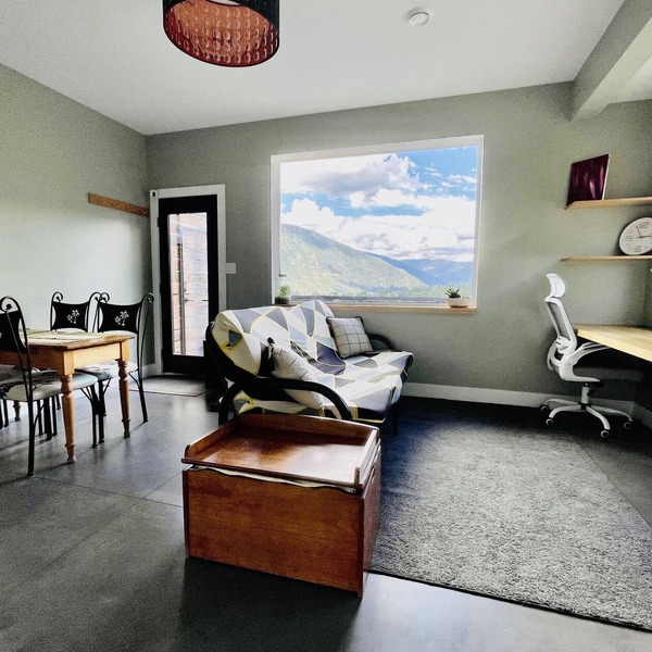 Comfortable lodging close to Whitewater & town