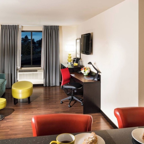 Comfortable Maestro Suite with Two Queen Beds Near Top Seattle Attractions