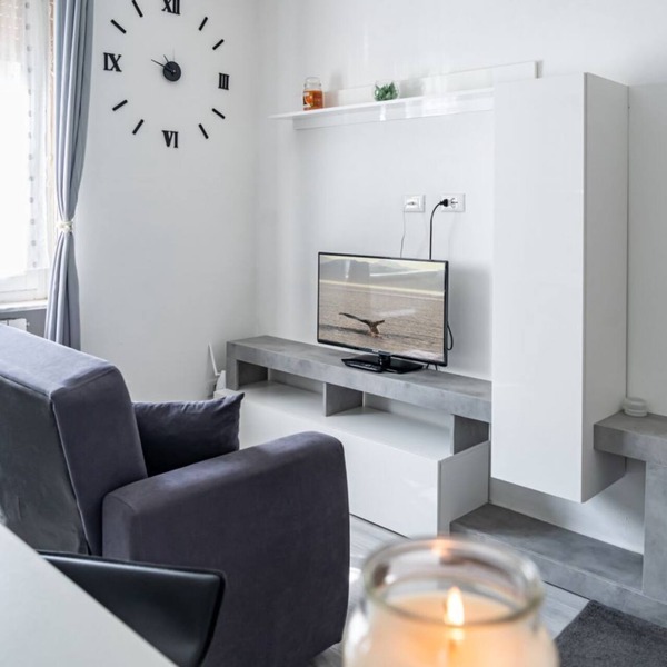 Comfortable mini-apartment of about 35 m2, located on the mezzanine floor of a building WITHOUT a lift. The accommodation is located in the Pista district, a very quiet residential area, served by all the main services: bar, pharmacy, restaurant and supe