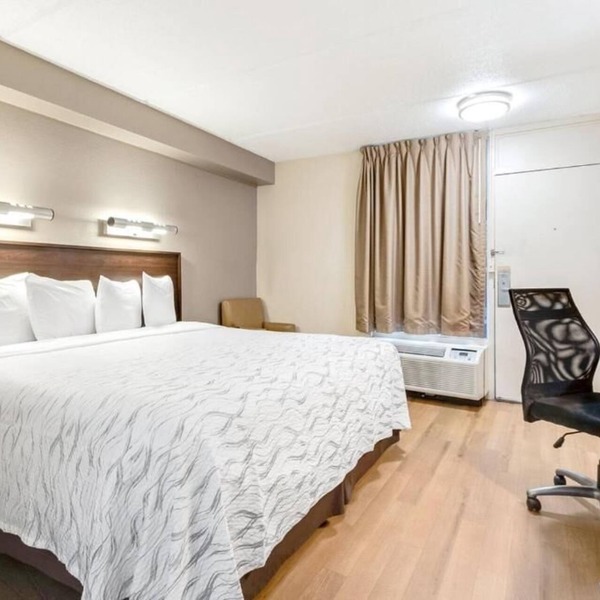 Comfortable One-Room Retreat Minutes from Downtown Charleston