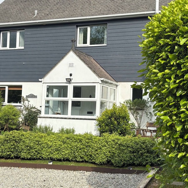 Comfortable Pet Friendly Home in quiet location close to beaches & amenities