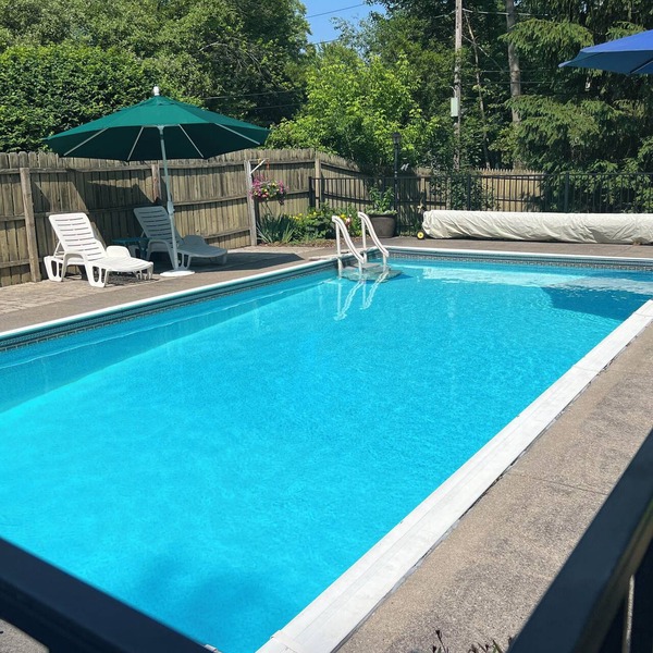 Comfortable Rochester Area Retreat Heated Pool, Hot Tub, 2 Kings & Fenced Yard