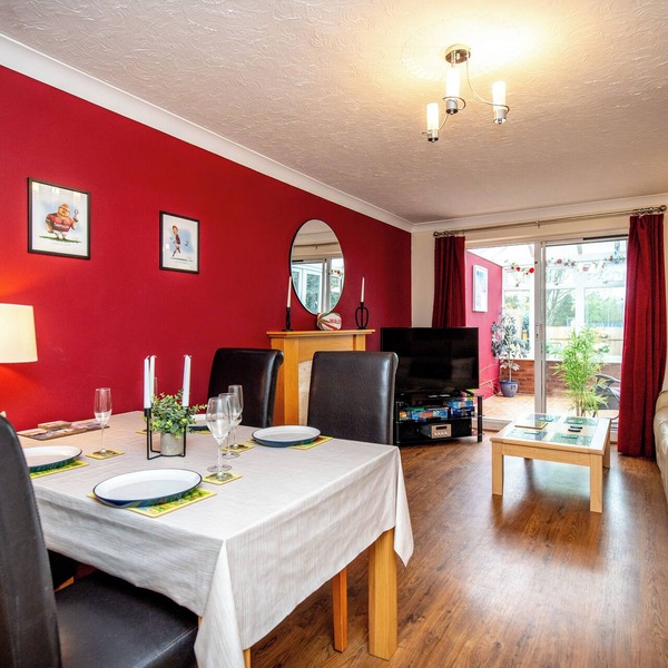 Comfortable & Spacious Entire Holiday home in Llanelli. Pet Friendly.