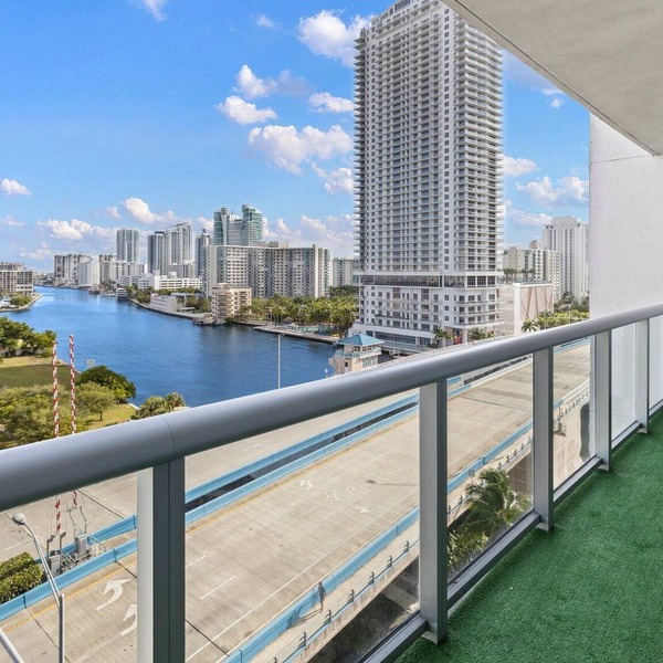 Comfortable Studio Apt., Great Views, NEAR BEACH.