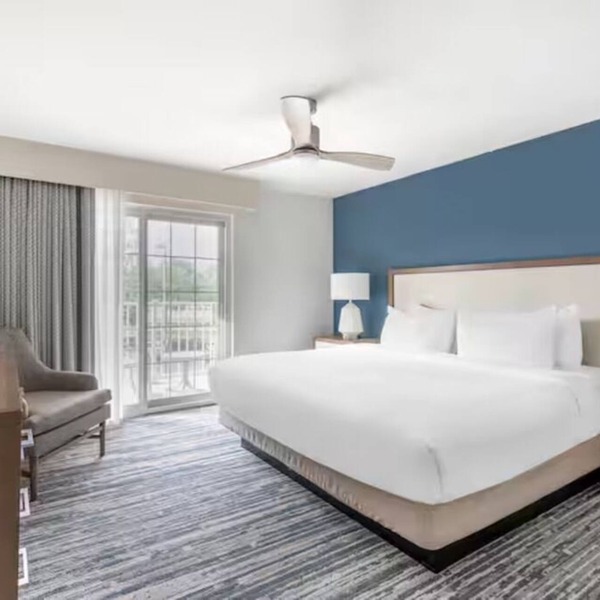 Comfortable Stay for Large Families in 2 Spacious Suites w/Kitchenette