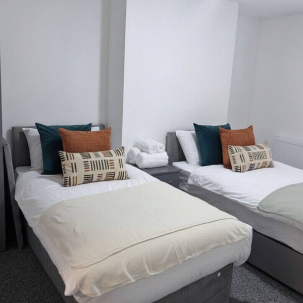 Comfortable Twin Room with Ensuite Bathroom & Shared Kitchen
