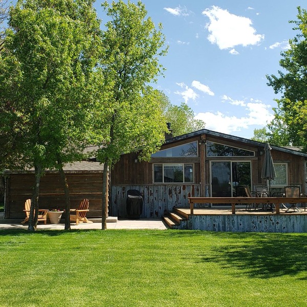 Comfortable Unique Rustic House with all New Amenities and Amazing Fenced Yard.